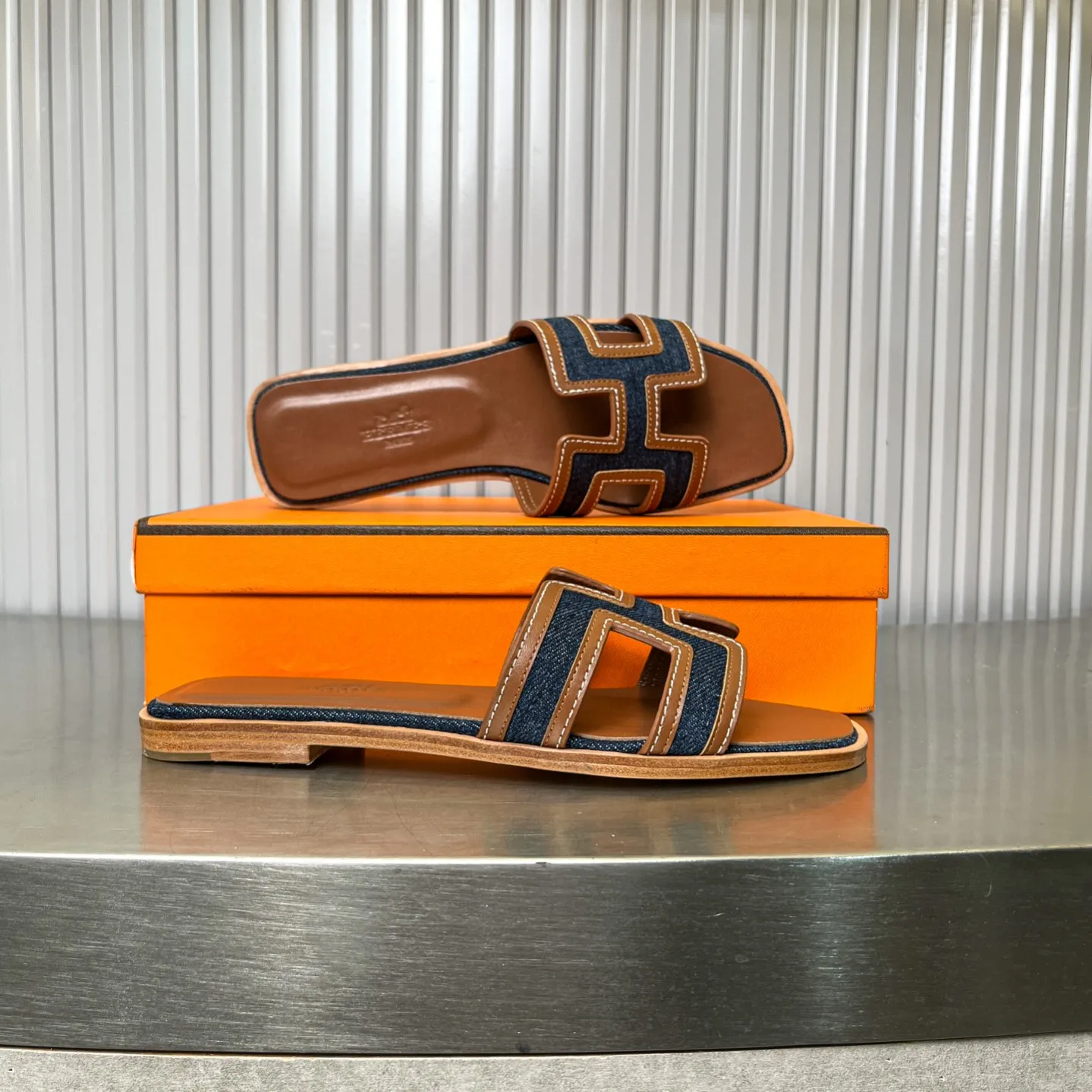 👟👟Ex-factory price 480👟👟 New style in early spring, splicing technology, new revision (Hermès), upgraded packaging, upgraded version and workmanship materials. Hermes®🔴The highest version of handmade shoes on the market ✨✨ Top product Hermès slippers🐎 —————————— The new model in early spring is the same as the original version, handmade by masters! ❥High-end customization, exclusive products, the highest version in the industry⚠❥Using: Hermers upper: Italian imported cowhide + original custom-grade Australian sheepskin feet + genuine leather outsole (pursuing top walking comfort) ✨~~〰〰〰〰❥ Packaging: ✔🚦Pay attention to the packaging➰Top-level exclusive box 〰The original top quality is on sale━━━━Hermes━━━━━ size: 35-40 (34.41.42 custom-made, non-refundable)